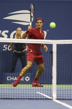New York - 28 Ağustos 2018: 20-zaman Grand Slam şampiyonu Roger Federer İsviçre'nin eylem sırasında 2018 Amerika Açık ilk turu maç Billie Jean King Ulusal Tenis Merkezi  