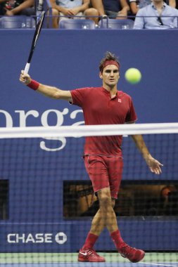 New York - 28 Ağustos 2018: 20-zaman Grand Slam şampiyonu Roger Federer İsviçre'nin eylem sırasında 2018 Amerika Açık ilk turu maç Billie Jean King Ulusal Tenis Merkezi