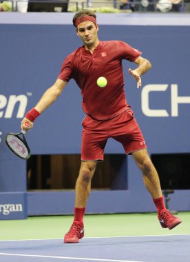 New York - 28 Ağustos 2018: 20-zaman Grand Slam şampiyonu Roger Federer İsviçre'nin eylem sırasında 2018 Amerika Açık ilk turu maç Billie Jean King Ulusal Tenis Merkezi 