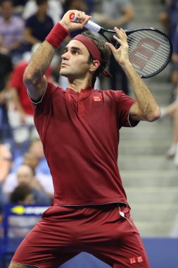 New York - 28 Ağustos 2018: 20-zaman Grand Slam şampiyonu Roger Federer İsviçre'nin eylem sırasında 2018 Amerika Açık ilk turu maç Billie Jean King Ulusal Tenis Merkezi  