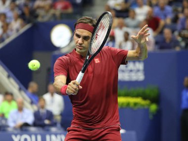 New York - 28 Ağustos 2018: 20-zaman Grand Slam şampiyonu Roger Federer İsviçre'nin eylem sırasında 2018 Amerika Açık ilk turu maç Billie Jean King Ulusal Tenis Merkezi  