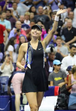 New York - 1 Eylül 2018: onun 2018 bize açık yuvarlak Billie Jean King Ulusal tenis merkezi 32 maç sonra Grand Slam şampiyonu Maria Sharapova Rusya'nın zafer kutluyor beş kez