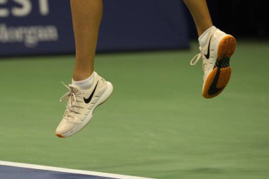 New York - 1 Eylül 2018: Grand Slam şampiyonu Maria Sharapova Rusya'nın özel Nike tenis ayakkabıları 2018 bize açık sırasında 32 maç Billie Jean King Ulusal Tenis Merkezi yuvarlak giyer beş kez