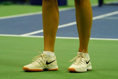 New York - 1 Eylül 2018: Grand Slam şampiyonu Maria Sharapova Rusya'nın özel Nike tenis ayakkabıları 2018 bize açık sırasında 32 maç Billie Jean King Ulusal Tenis Merkezi yuvarlak giyer beş kez