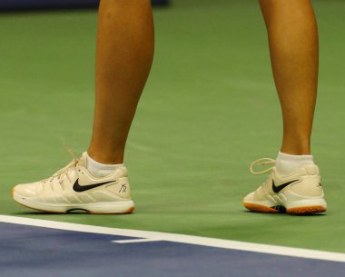 New York - 1 Eylül 2018: Grand Slam şampiyonu Maria Sharapova Rusya'nın özel Nike tenis ayakkabıları 2018 bize açık sırasında 32 maç Billie Jean King Ulusal Tenis Merkezi yuvarlak giyer beş kez