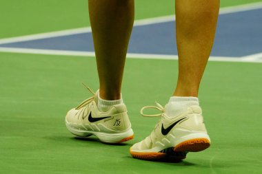 New York - 1 Eylül 2018: Grand Slam şampiyonu Maria Sharapova Rusya'nın özel Nike tenis ayakkabıları 2018 bize açık sırasında 32 maç Billie Jean King Ulusal Tenis Merkezi yuvarlak giyer beş kez