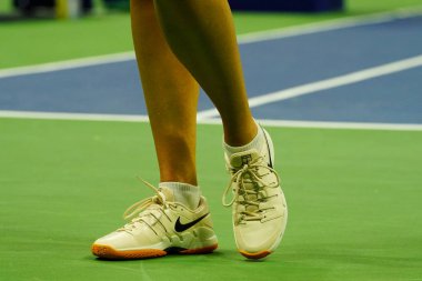 New York - 1 Eylül 2018: Grand Slam şampiyonu Maria Sharapova Rusya'nın özel Nike tenis ayakkabıları 2018 bize açık sırasında 32 maç Billie Jean King Ulusal Tenis Merkezi yuvarlak giyer beş kez