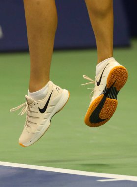 New York - 1 Eylül 2018: Grand Slam şampiyonu Maria Sharapova Rusya'nın özel Nike tenis ayakkabıları 2018 bize açık sırasında 32 maç Billie Jean King Ulusal Tenis Merkezi yuvarlak giyer beş kez