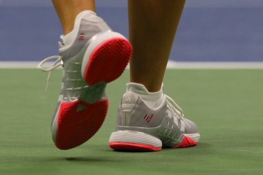 New York - 1 Eylül 2018: Grand Slam şampiyonu Jelena Ostapenko Letonya giyer özel Adidas tenis ayakkabı onun 2018 bize açık Billie Jean King Ulusal tenis merkezi 32 maç sırasında