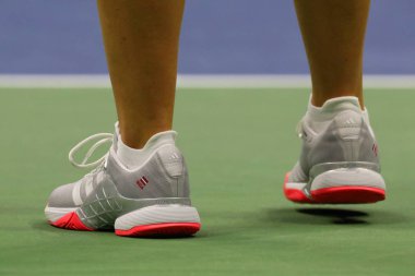 New York - 1 Eylül 2018: Grand Slam şampiyonu Jelena Ostapenko Letonya giyer özel Adidas tenis ayakkabı onun 2018 bize açık Billie Jean King Ulusal tenis merkezi 32 maç sırasında