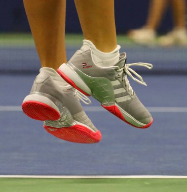 New York - 1 Eylül 2018: Grand Slam şampiyonu Jelena Ostapenko Letonya giyer özel Adidas tenis ayakkabı onun 2018 bize açık Billie Jean King Ulusal tenis merkezi 32 maç sırasında