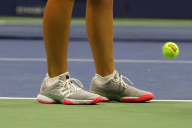 New York - 1 Eylül 2018: Grand Slam şampiyonu Jelena Ostapenko Letonya giyer özel Adidas tenis ayakkabı onun 2018 bize açık Billie Jean King Ulusal tenis merkezi 32 maç sırasında