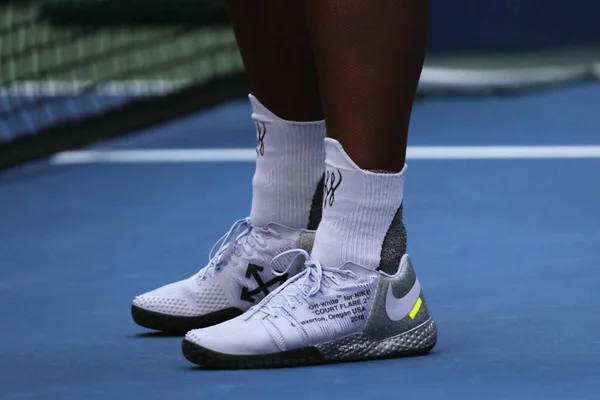 2018年9月2日 次大满贯冠军瑟琳娜威廉斯穿着自定义耐克网球鞋在她2018美国公开赛16比赛在比利 琴王国家网球中心 — 图库照片