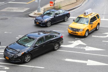 New York City - 9 Ağustos 2018: Manhattan New York City taksi. Temsil eden neredeyse 45 taksiler hizmet, herhangi bir şehrin Kuzey Amerika'da çoğunda yaklaşık 6000 hibrid taksiler, New York City vardır