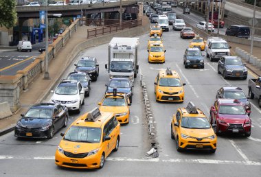 New York City - 9 Ağustos 2018: Manhattan New York City taksi. Temsil eden neredeyse 45 taksiler hizmet, herhangi bir şehrin Kuzey Amerika'da çoğunda yaklaşık 6000 hibrid taksiler, New York City vardır
