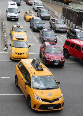 New York City - 9 Ağustos 2018: Manhattan New York City taksi. Temsil eden neredeyse 45 taksiler hizmet, herhangi bir şehrin Kuzey Amerika'da çoğunda yaklaşık 6000 hibrid taksiler, New York City vardır