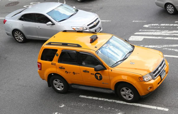纽约市 2018年8月9日 曼哈顿的纽约市出租车 纽约市约有6000辆混合出租车 几乎占正在服役的出租车的 45辆 是北美任何城市中最多的 — 图库照片