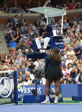 New York - 8 Eylül 2018: 23 kez Grand Slam şampiyonu Serena Williams onun 2018 Us Open final maçı Billie Jean King Ulusal tenis merkezi sırasında sandalye hakem Carlos Ramos ile savunuyor