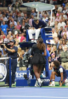 New York - 8 Eylül 2018: 23 kez Grand Slam şampiyonu Serena Williams onun 2018 Us Open final maçı Billie Jean King Ulusal tenis merkezi sırasında sandalye hakem Carlos Ramos ile savunuyor