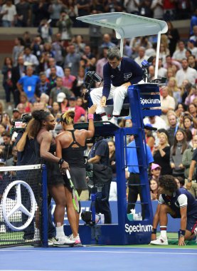 New York - 8 Eylül 2018: 23 kez Grand Slam şampiyonu Serena Williams değil sallamak eller Carlos Ramos sonra onun 2018 Us Open final maç Ulusal Tenis Merkezi sandalye hakem ile