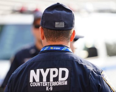 New York - 27 Ağustos 2018: Nypd counter terörizm K-9 polis memuru 201u8 S açık New York'ta sırasında Ulusal Tenis Merkezi güvenlik sağlar