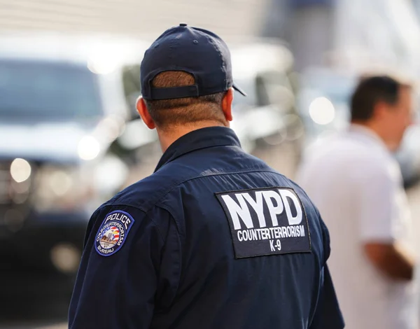New York August 2018 Nypd Counter Terrorism Police Officer Provides — Stock Photo, Image
