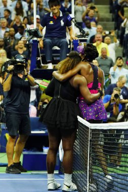 New York - 31 Ağustos 2018: 23 kez Grand Slam şampiyonu Serena Williams (L) onun 2018 Us Open üçüncü turda maç sonra Billie Jean King Ulusal tenis merkezi onun kız kardeşi Venüs ile      