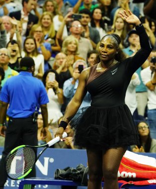 New York - 31 Ağustos 2018: 23 kez Grand Slam şampiyonu Serena Williams kutluyor onun kız kardeşi Venüs'ün zafer onun 2018 Us Open üçüncü turda maç sonra Billie Jean King Ulusal Tenis Merkezi
