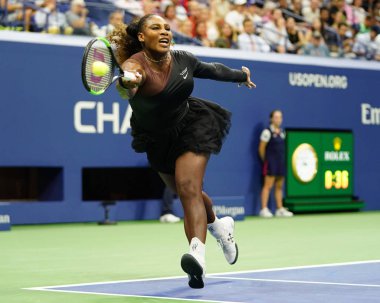 New York - 27 Ağustos 2018: 23-zaman Grand Slam şampiyonu Serena Williams eylem sırasında onun 2018 bize açık ilk turu maç Billie Jean King Ulusal Tenis Merkezi