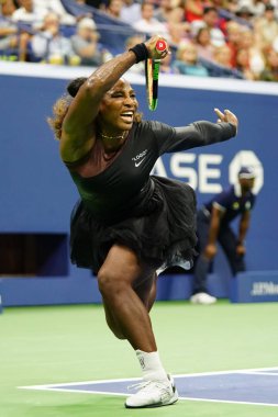 New York - 27 Ağustos 2018: 23-zaman Grand Slam şampiyonu Serena Williams eylem sırasında onun 2018 bize açık ilk turu maç Billie Jean King Ulusal Tenis Merkezi