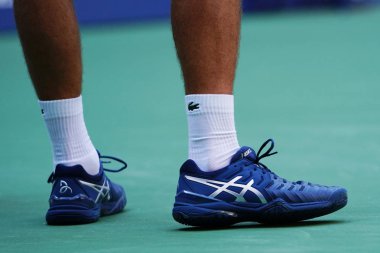 New York - 3 Eylül 2018:13-zaman Grand Slam şampiyonu Novak Djokovic Sırbistan Ulusal Tenis Merkezi özel Asis sırasında onun 2018 Amerika Açık tenis Ayakkabı maç giyer            