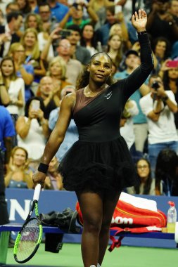 New York - 31 Ağustos 2018: 23 kez Grand Slam şampiyonu Serena Williams kutluyor onun kız kardeşi Venüs'ün zafer onun 2018 Us Open üçüncü turda maç sonra Billie Jean King Ulusal Tenis Merkezi