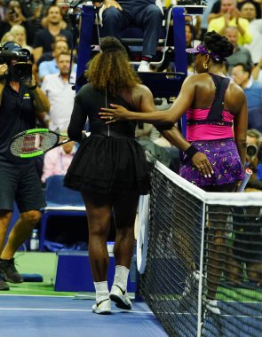 New York - 31 Ağustos 2018: 23 kez Grand Slam şampiyonu Serena Williams (L) onun 2018 Us Open üçüncü turda maç sonra Billie Jean King Ulusal tenis merkezi onun kız kardeşi Venüs ile      