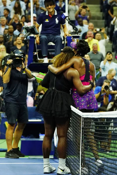 New York - 31 Ağustos 2018: 23 kez Grand Slam şampiyonu Serena Williams (L) onun 2018 Us Open üçüncü turda maç sonra Billie Jean King Ulusal tenis merkezi onun kız kardeşi Venüs ile      