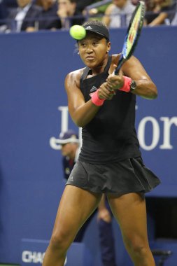 New York - 6 Eylül 2018: Profesyonel tenis oyuncusu Naomi Osaka eylem sırasında onun 2018 bize açık yarı final maçı Billie Jean King Ulusal Tenis Merkezi