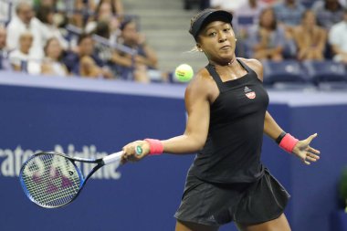 New York - 6 Eylül 2018: Profesyonel tenis oyuncusu Naomi Osaka eylem sırasında onun 2018 bize açık yarı final maçı Billie Jean King Ulusal Tenis Merkezi