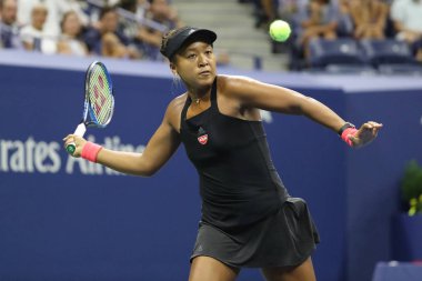 New York - 6 Eylül 2018: Profesyonel tenis oyuncusu Naomi Osaka eylem sırasında onun 2018 bize açık yarı final maçı Billie Jean King Ulusal Tenis Merkezi