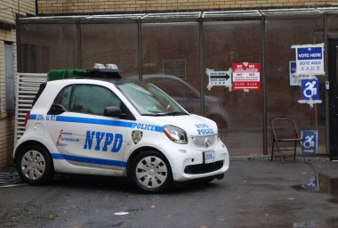 New York - 6 Kasım 2018: New York Polis Departmanı New York'ta oylama sitesinde güvenlik sağlar.
