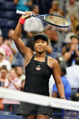 New York - 6 Eylül 2018: Profesyonel tenisçi Naomi Osaka 2018 bize açık yarı final maç sonra Billie Jean King Ulusal Tenis Merkezi zafer kutluyor      