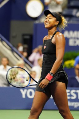 New York - 6 Eylül 2018: Profesyonel tenisçi Naomi Osaka 2018 bize açık yarı final maç sonra Billie Jean King Ulusal Tenis Merkezi zafer kutluyor      