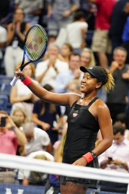New York - 6 Eylül 2018: Profesyonel tenisçi Naomi Osaka 2018 bize açık yarı final maç sonra Billie Jean King Ulusal Tenis Merkezi zafer kutluyor      