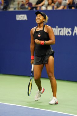 New York - 6 Eylül 2018: Profesyonel tenisçi Naomi Osaka 2018 bize açık yarı final maç sonra Billie Jean King Ulusal Tenis Merkezi zafer kutluyor      