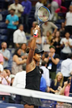 New York - 6 Eylül 2018: Profesyonel tenisçi Naomi Osaka 2018 bize açık yarı final maç sonra Billie Jean King Ulusal Tenis Merkezi zafer kutluyor      