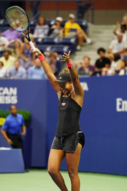 New York - 6 Eylül 2018: Profesyonel tenisçi Naomi Osaka 2018 bize açık yarı final maç sonra Billie Jean King Ulusal Tenis Merkezi zafer kutluyor      