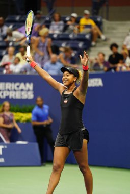 New York - 6 Eylül 2018: Profesyonel tenisçi Naomi Osaka 2018 bize açık yarı final maç sonra Billie Jean King Ulusal Tenis Merkezi zafer kutluyor      