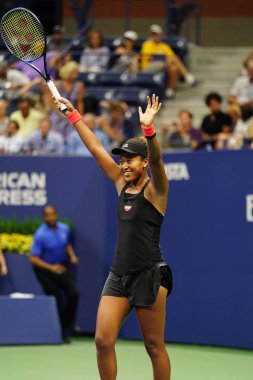 New York - 6 Eylül 2018: Profesyonel tenisçi Naomi Osaka 2018 bize açık yarı final maç sonra Billie Jean King Ulusal Tenis Merkezi zafer kutluyor      