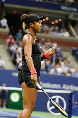 New York - 6 Eylül 2018: Profesyonel tenis oyuncusu Naomi Osaka eylem sırasında onun 2018 bize açık yarı final maçı Billie Jean King Ulusal Tenis Merkezi