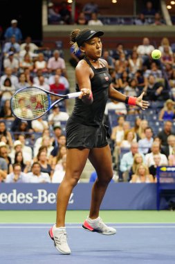 New York - 6 Eylül 2018: Profesyonel tenis oyuncusu Naomi Osaka eylem sırasında onun 2018 bize açık yarı final maçı Billie Jean King Ulusal Tenis Merkezi