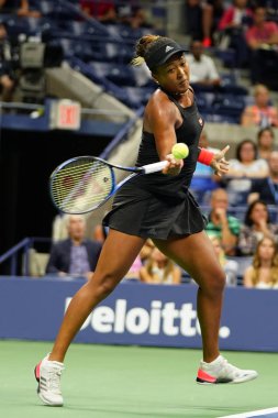 New York - 6 Eylül 2018: Profesyonel tenis oyuncusu Naomi Osaka eylem sırasında onun 2018 bize açık yarı final maçı Billie Jean King Ulusal Tenis Merkezi