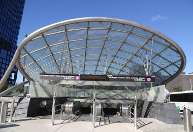 New York - Ekim 25, 2018:34 sokak - Hudson yarda Metro İstasyonu girişinde Manhattan. Yeni 34th Street Hudson yarda hattı 7 uzantısı Mta tarafından 26 yılda inşa ilk yeni Metro İstasyonu bulunmaktadır